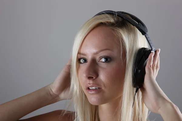 Menina com fones de ouvido — Fotografia de Stock