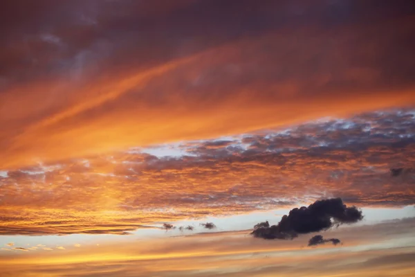 Hermosa puesta de sol roja sobre el mar italiano, nubes ricas oscuras y claras — Foto de Stock