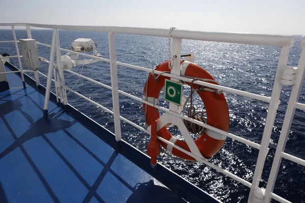 红色救生圈在蓝色的大海和白色的船 — 图库照片