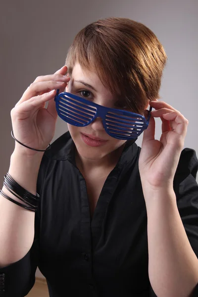 Porträt eines schönen Mädchens mit Brille — Stockfoto