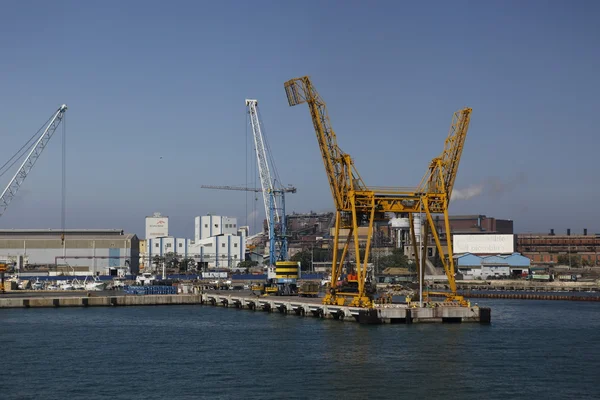 Grande aciérie avec port sur la côte italienne — Photo