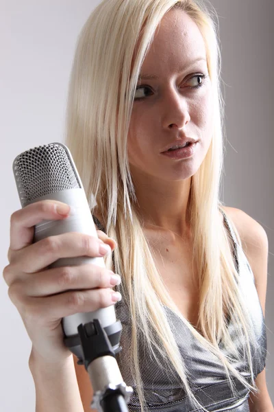 Retrato de una chica con un micrófono —  Fotos de Stock