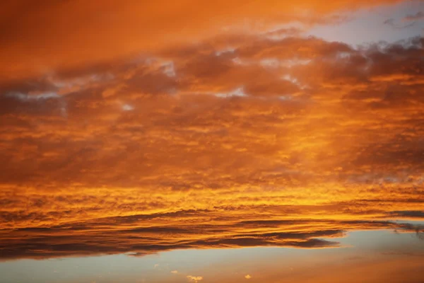 美丽的红色夕阳在意大利海，丰富的黑暗与光明云 — 图库照片