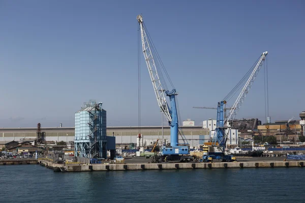 Big steel factory with harbor at the Italian coast — Stock Photo, Image