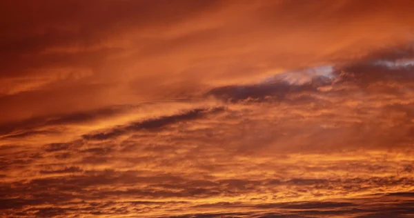 イタリアの海、豊かなダークとライトの雲夕日の美しい赤 — ストック写真