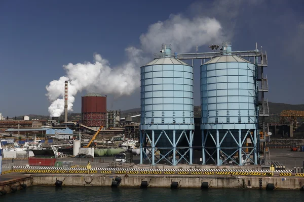 与在意大利海岸港口大型钢铁厂 — 图库照片
