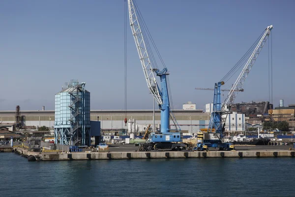 Gran fábrica de acero con puerto en la costa italiana — Foto de Stock