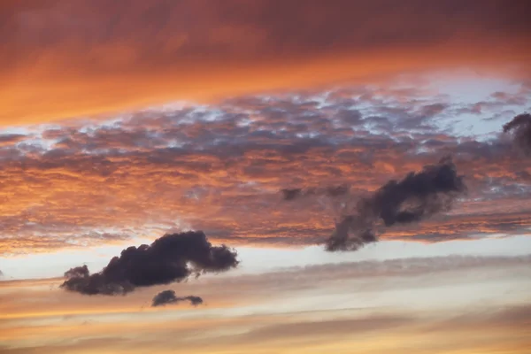 Hermosa puesta de sol roja sobre el mar italiano, nubes ricas oscuras y claras — Foto de Stock