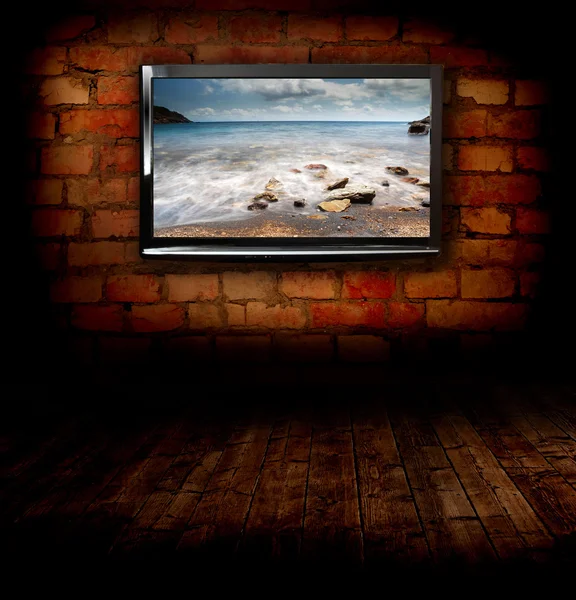TV de plasma na parede da sala com piso de madeira — Fotografia de Stock