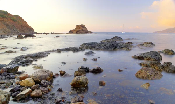 Sea Stones st Sunset - остров Эльба, Италия — стоковое фото