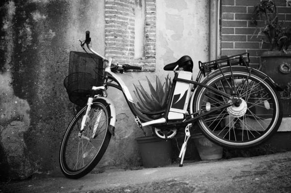 Bicicletta in stile vintage appoggiata ad un muro in via Italia (Isola di Ebla — Foto Stock