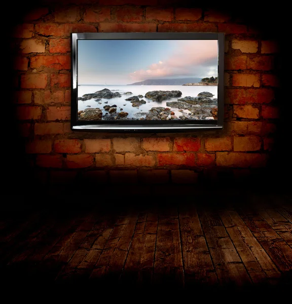 TV de plasma na parede da sala com piso de madeira — Fotografia de Stock