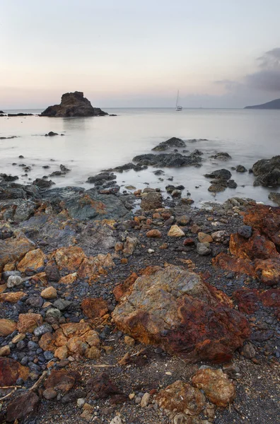 바다 돌 st 일몰-엘바 섬 이탈리아 — 스톡 사진