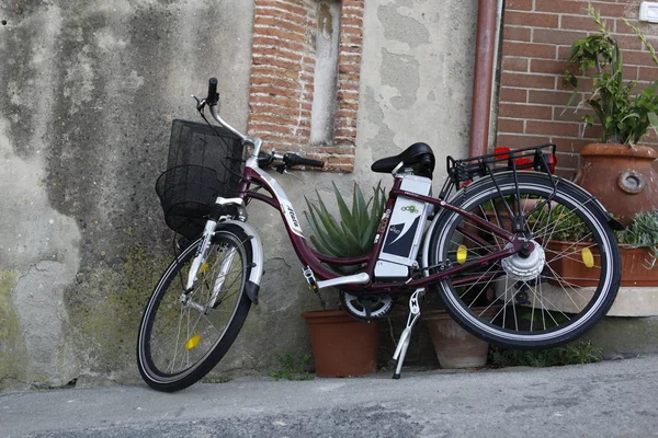 Bicicletta in stile vintage appoggiata ad un muro in via Italia (Isola di Ebla ) — Foto Stock