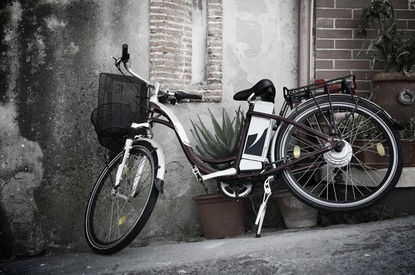 Fahrrad im Vintage-Stil lehnt an einer Wand in der italienischen Straße (ebla island) — Stockfoto