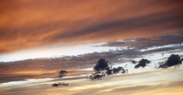 イタリアの海、豊かなダークとライトの雲夕日の美しい赤 — ストック写真