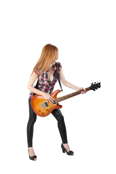 Linda chica con guitarra eléctrica aislada — Foto de Stock