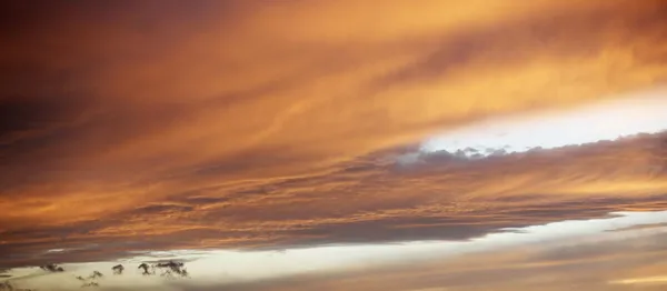 Hermosa puesta de sol roja sobre el mar italiano, nubes ricas oscuras y claras — Foto de Stock