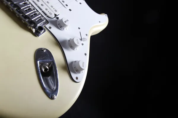 Siyah arkaplanda elektro gitar — Stok fotoğraf