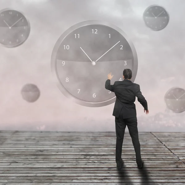 iş adamı ayakta - zaman stratejisi kavramı