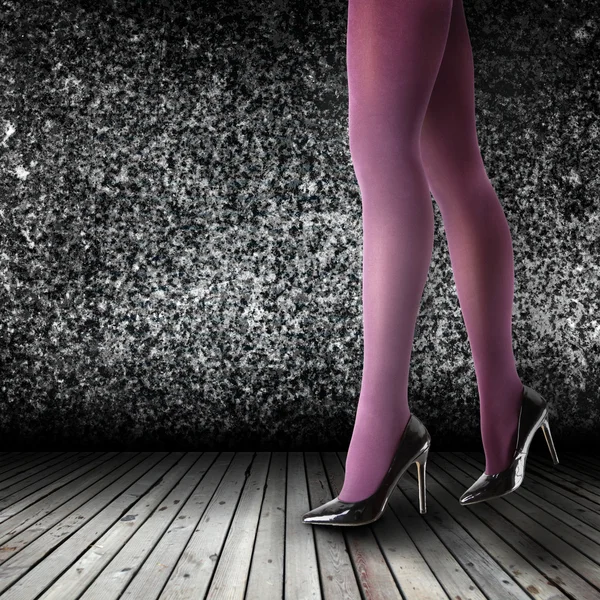 Jambes de femme portant des collants et des talons hauts — Photo