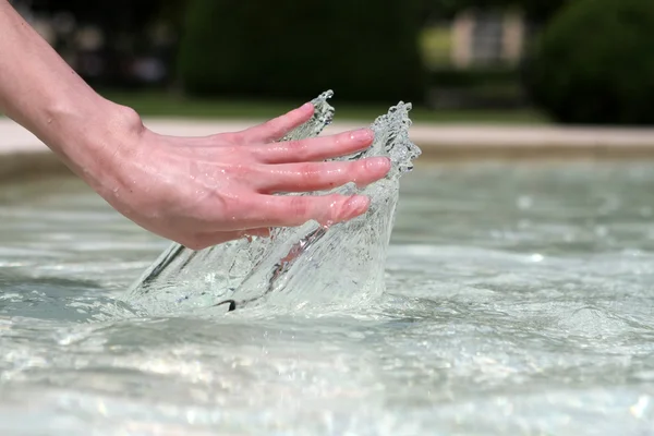 Mano bailando con el agua —  Fotos de Stock