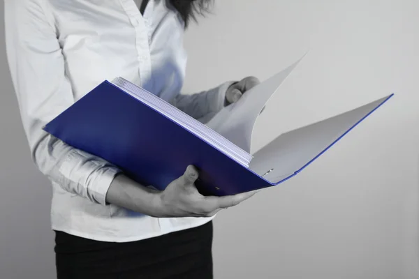 Empresário Segurando um Binder — Fotografia de Stock