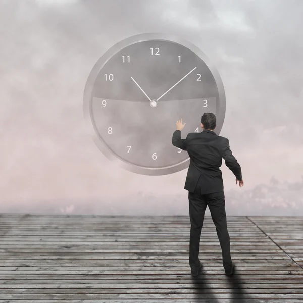Стоящий бизнесмен - концепция стратегии времени — стоковое фото