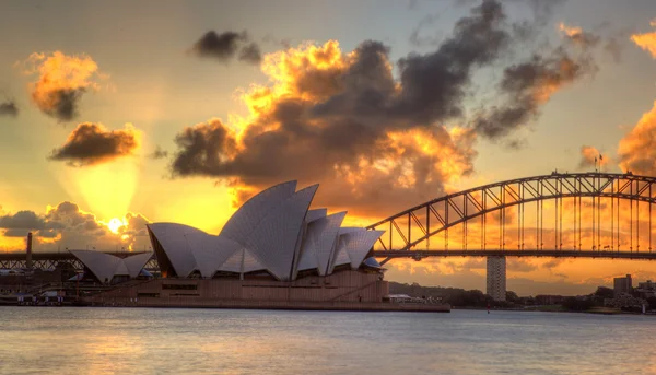 Sydney harbour Operaház és a bridge — Stock Fotó