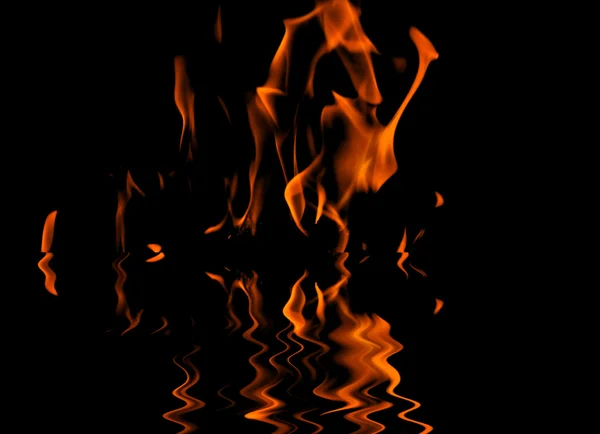 Feuer spiegelt sich im Wasser wider — Stockfoto