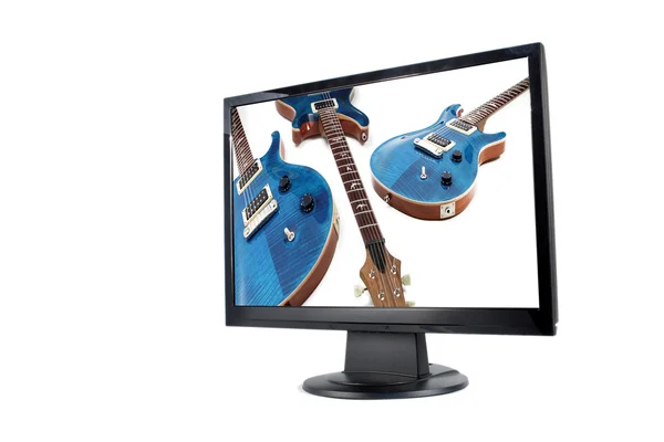 Modern lcd monitör ve gitar izole — Stok fotoğraf