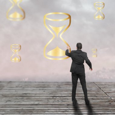 iş adamı ayakta - zaman stratejisi kavramı