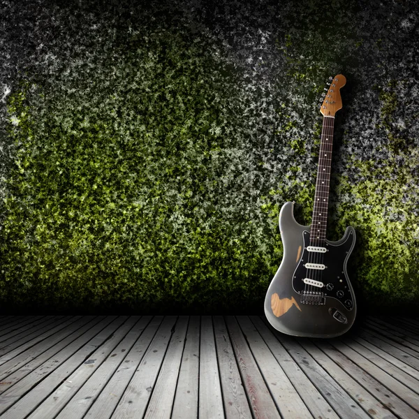 Guitarra elétrica na sala vazia — Fotografia de Stock