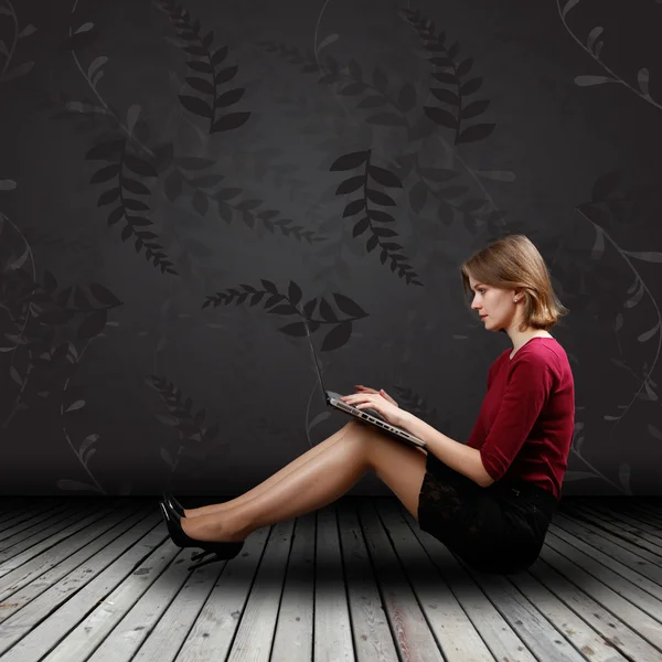 Young woman with laptop — Stock Photo, Image