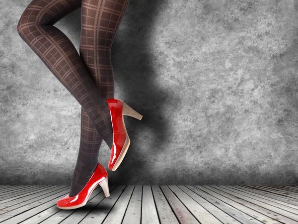 Frauenbeine in Strumpfhosen und High Heels — Stockfoto