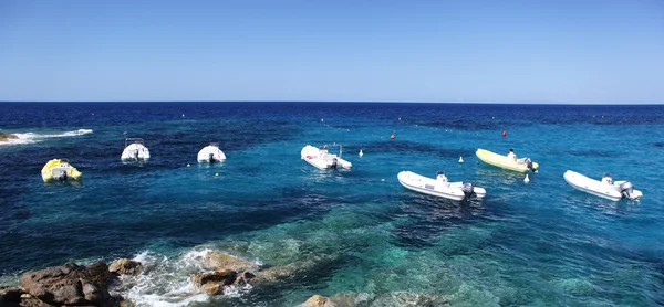 Barcos en la costa — Foto de Stock