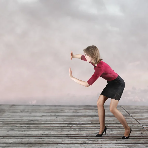 Mujer empujando algo imaginario — Foto de Stock