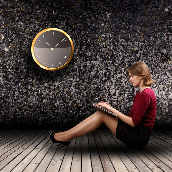 Young woman with laptop — Stock Photo, Image