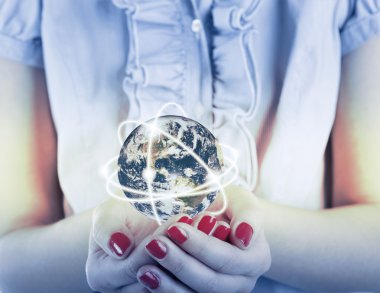 iş kadını toprak tutar