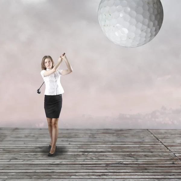 Young businesswoman playing golf — Stock Photo, Image