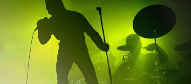 renkli davulcu ve şarkıcı