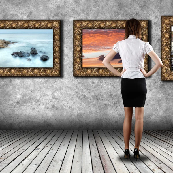 Mujer de pie en la galería —  Fotos de Stock