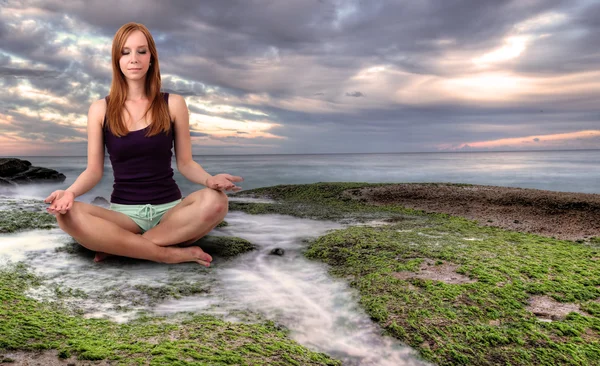 Meisje meditatie — Stockfoto