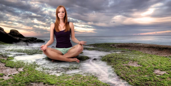Медитация девочек — стоковое фото