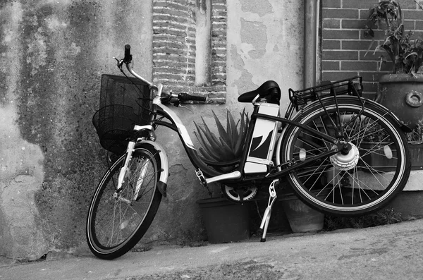 Bicicletta in stile vintage appoggiata ad un muro in via Italia (Isola di Ebla ) — Foto Stock