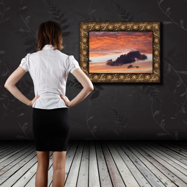 Mujer de pie en la galería —  Fotos de Stock