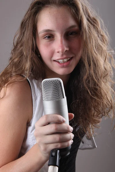 Retrato de una chica con un micrófono — Foto de Stock