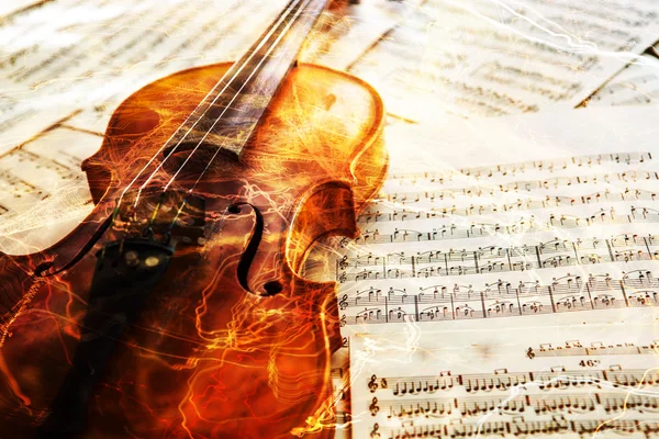 Vieux violon couché sur la feuille de musique — Photo