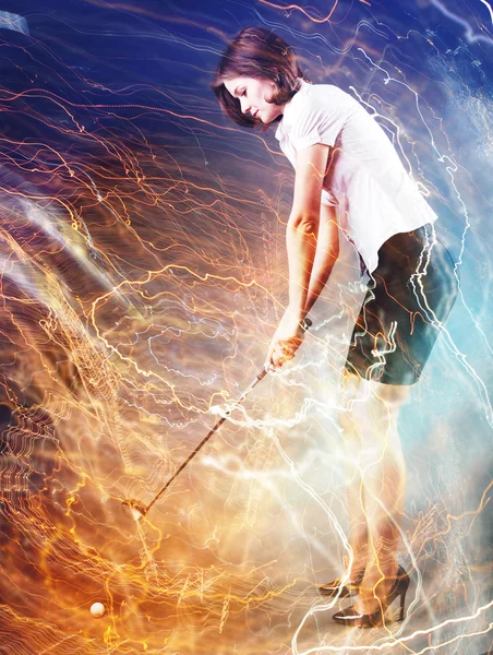 Jovem empresária jogando golfe — Fotografia de Stock