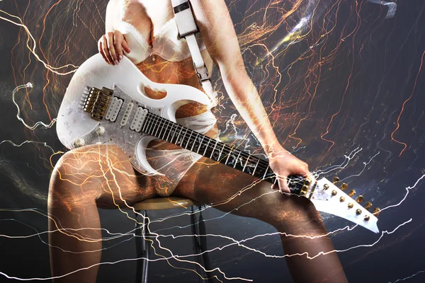 Kytarista s bílým elektrická kytara — Stock fotografie